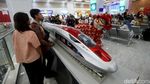 Barongsai Hibur Penumpang Kereta Cepat