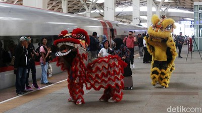 Barongsai Hibur Penumpang Kereta Cepat