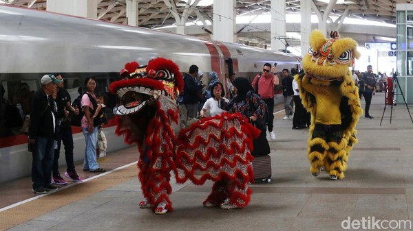 Barongsai Hibur Penumpang Kereta Cepat