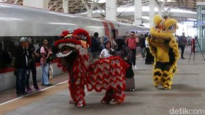 Barongsai Hibur Penumpang Kereta Cepat