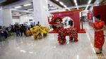 Barongsai Hibur Penumpang Kereta Cepat