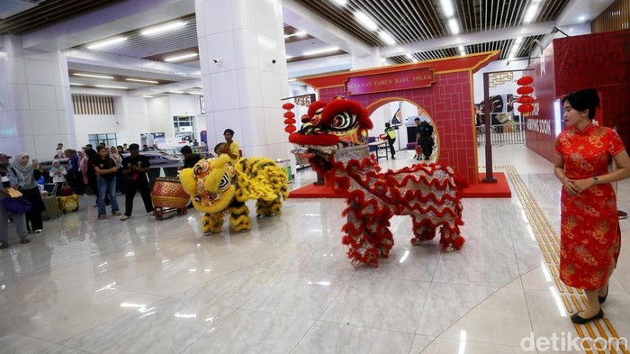 Atraksi kesenian barongsai di peron Stasiun Kereta Cepat Whoosh, Halim, Jakarta Timur, Rabu (29/1/2025).