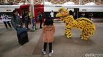 Barongsai Hibur Penumpang Kereta Cepat
