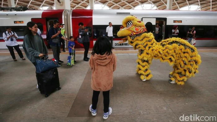 Atraksi kesenian barongsai di peron Stasiun Kereta Cepat Whoosh, Halim, Jakarta Timur, Rabu (29/1/2025).