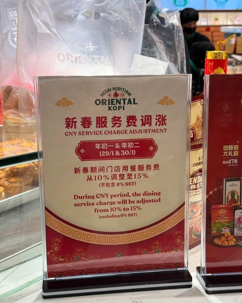 getok harga di restoran saat beli bihun pada pekan Imlek.