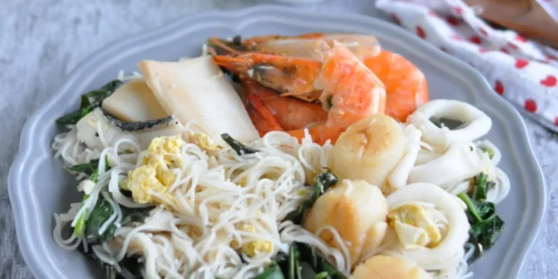 getok harga di restoran saat beli bihun pada pekan Imlek.