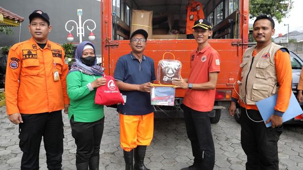 BPBD DKI Jakarta salurkan bantuan di lokasi pengungsian banjir, Rabu (29/1).