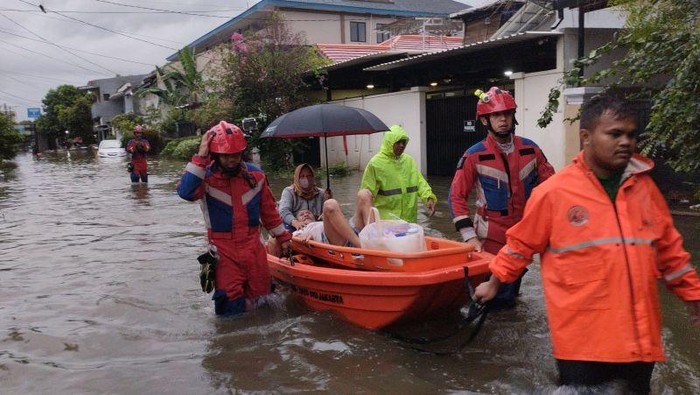 BPBD Evakuasi Korban Banjir di Jakbar