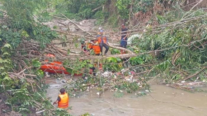 BPBD Prabumulih menyusuri Sungai Kelekar dan mendapati pohon tumbang.