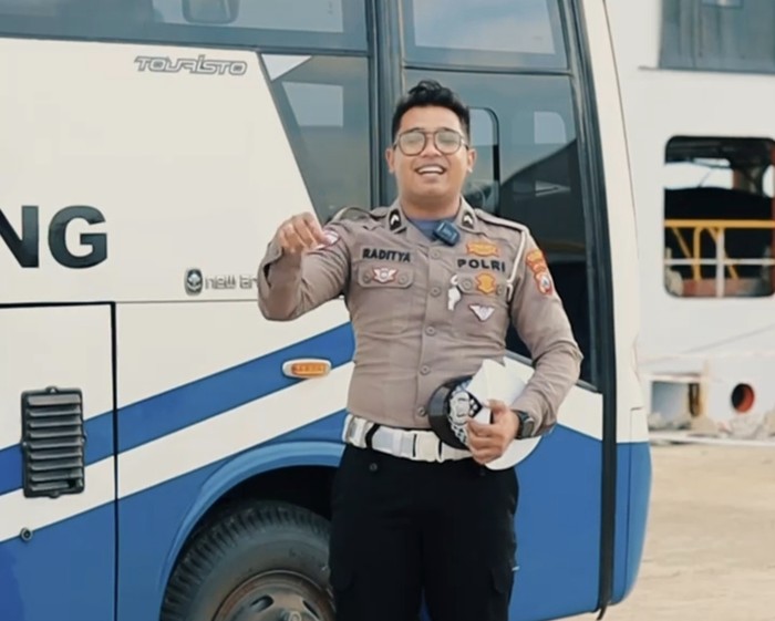Bus SIM Keliling Polres Gresik berangkat menuju Pulau Bawean