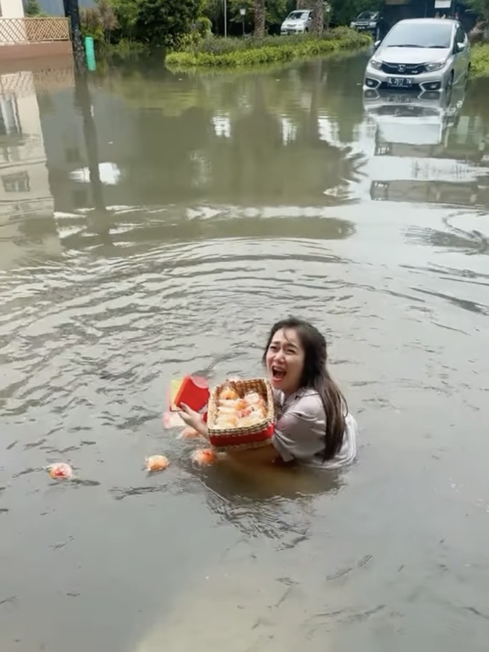 Cherly Juno Imlek dengan kondisi rumah banjir.