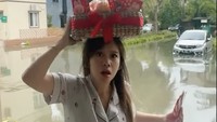 Dalam video yang dilihat pada, Rabu (29/1/2025) personel Cherrybelle itu asyik joget dengan menjunjung keranjang berisi jeruk dan angpau di kepalanya. Foto: dok. Instagram Cherly Juno