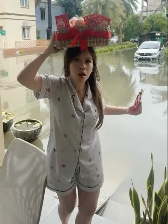 Cherly Juno Cherly Juno Imlek dengan kondisi rumah banjir.