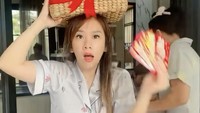 Cherly Juno membuat video dan mengunggah pada akun Instagram pribadinya, momen Tahun Baru Imlek kali ini, depan rumah keluargan banjir. Foto: dok. Instagram Cherly Juno