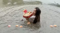 Bingung isi caption. Rumah banjir, Mau kasi angpao online ajalah, tulis Cherly dalam unggahan tersebut. Foto: dok. Instagram Cherly Juno