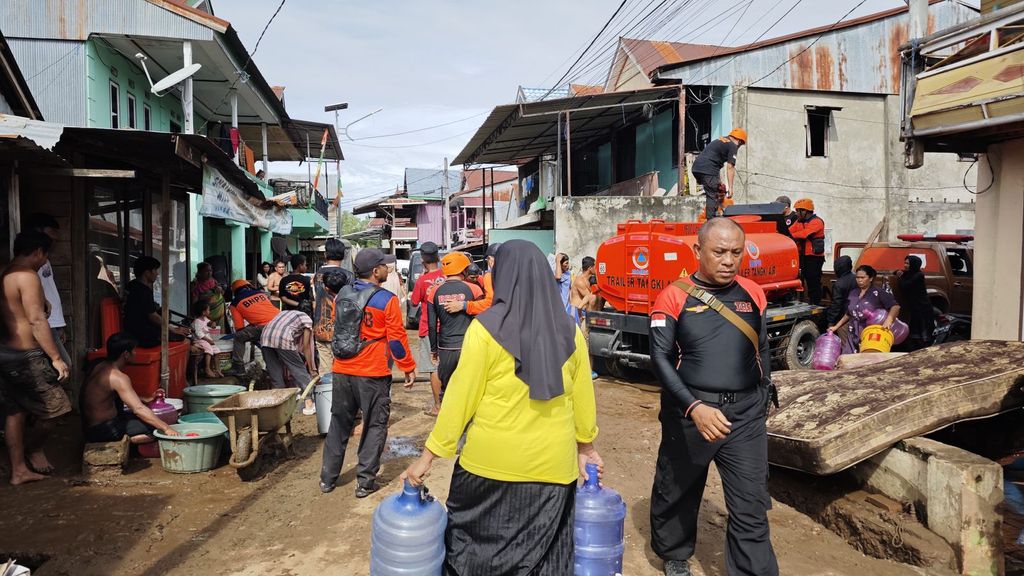 Distribusi air bersih oleh BPBD dan Dinas Sosial Kabupaten Mamuju, Senin (27/1). (Dok. BPBD Kabupaten Mamuju)