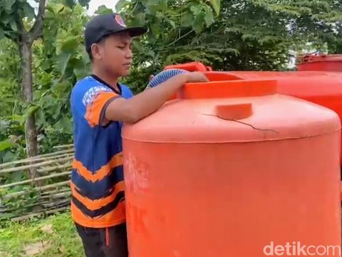 Warga Terdampak Banjir mendapat Bantuan Air Bersih dari BPBD Bondowoso