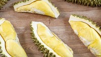D2 Dato Nina merupakan varietas durian dari Melaka, Malaysia. Varietas satu ini terkenal unik dengan daging buah yang tebal, kuning pucat, tapi teksturnya creamy. Foto: iStockphoto/DETIKFOOD