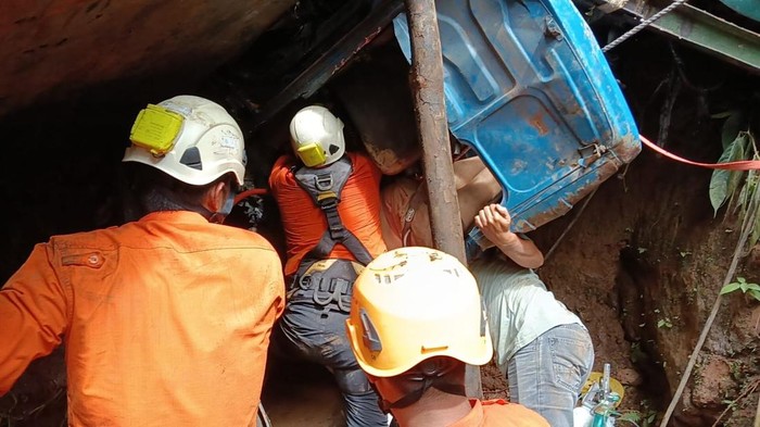 evakuasi sopir truk yang masuk jurang di Pasaman, Sumbar. (Istimewa)