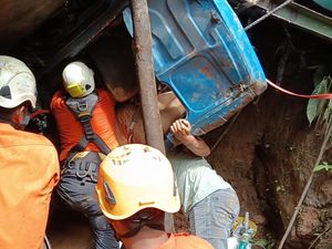 Truk Masuk Jurang di Pasaman, Sopir Terjepit
