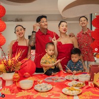 Keluarga Irfan dan Jennifer Bachdim kompak memakai busana serba merah untuk merayakan Imlek 2025. Keduanya berpose bersama empat anak mereka di meja makan yang juga dihias serba merah. “Happy Lunar New Year,” tulis pasangan yang selalu romantis itu. Foto: Dok. Instagram