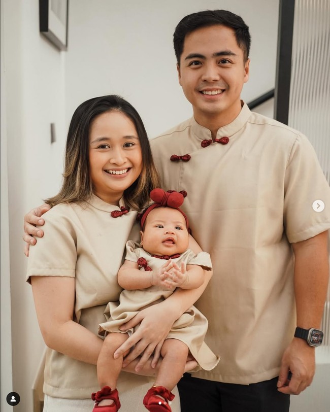 Aktris Gritte Agatha kompak tampil dengan busana cheongsam bersama suami dan anaknya di Tahun Baru Imlek 2025. Cheongsam warna cokelat muda dengan detail merah pada kancing menjadi pilihannya untuk Imlek 2025. Foto: Dok. Instagram
