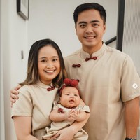 Aktris Gritte Agatha kompak tampil dengan busana cheongsam bersama suami dan anaknya di Tahun Baru Imlek 2025. Cheongsam warna cokelat muda dengan detail merah pada kancing menjadi pilihannya untuk Imlek 2025. Foto: Dok. Instagram