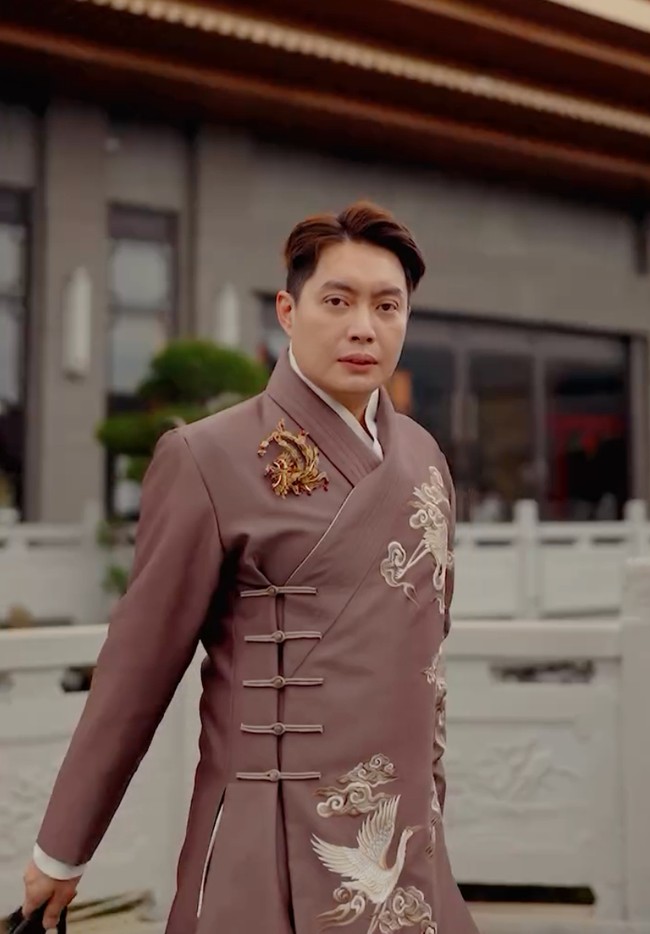 Baju cheongsam bukan berwarna merah juga jadi pilihan Edric Tjandra. Pembawa acara yang kerap membuat konten lucu di Instagram itu tampil dengan cheongsam mewah karya desainer Danny Satriadi. Foto: Dok. Instagram