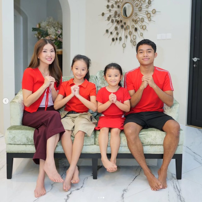 Memakai baju merah dengan gaya casual jadi pilihan Sarwendah. Setelah bercerai dari Ruben Onsu, Sarwendah merayakan Imlek 2025 bersama keluarganya. Eks personel Cherrybelle itu bergaya memakai baju merah bersama dua anak perempuannya, Thalia Putri Onsu dan Thania Putri serta putra angkatnya Betrand Putra Onsu. Foto: Dok. Instagram