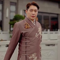 Baju cheongsam bukan berwarna merah juga jadi pilihan Edric Tjandra. Pembawa acara yang kerap membuat konten lucu di Instagram itu tampil dengan cheongsam mewah karya desainer Danny Satriadi. Foto: Dok. Instagram