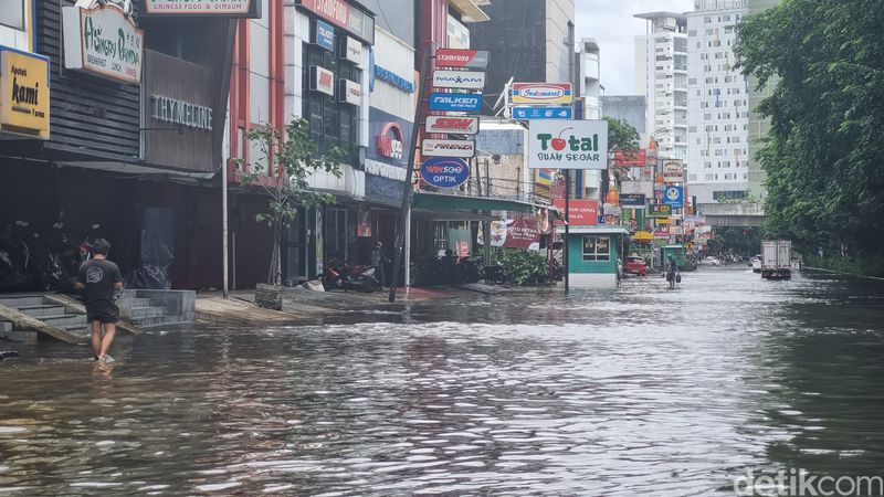 Genangan sisa banjir di Kelapa Gading, 29 Januari 2025, pukul 18.00 WIB. (Taufiq Syarifudin/detikcom)