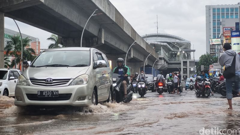 Genangan sisa banjir di Kelapa Gading, 29 Januari 2025, pukul 18.00 WIB. (Taufiq Syarifudin/detikcom)