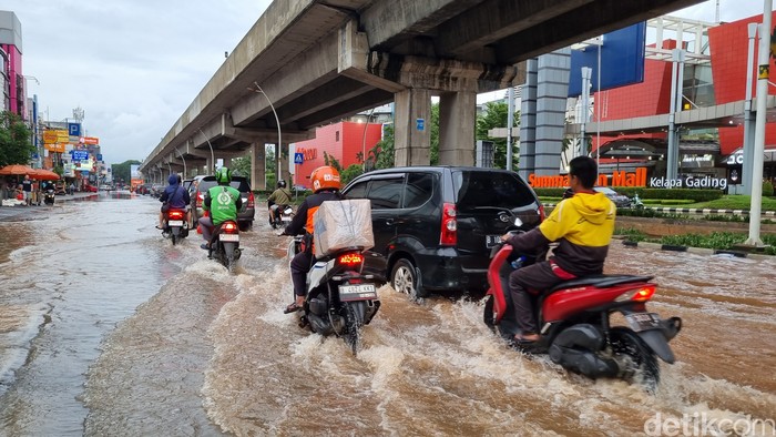 Genangan sisa banjir di Kelapa Gading, 29 Januari 2025, pukul 18.00 WIB. (Taufiq Syarifudin/detikcom)