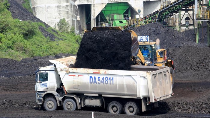 Alat berat dioperasikan di salah satu perusahaan pertambangan batu bara Desa Sumber Batu, Kecamatan Meureubo, Aceh Barat, Aceh, Selasa (28/1/2025). Sejak dua pekan terakhir harga batu bara di Aceh dengan kesetaraan nilai kalor 3.400 kcal/kg GAR kembali turun dari USD 30,07 per ton menjadi 29,82 per ton dan Berdasarkan data Indonesia Coal Index per 25 Januari 2025 harga batu bara dengan kesetaraan nilai kalor 3.400 kcal/kg GAR berada di level USD 29,82 per ton disebabkan melimpahnya pasokan batu bara di negara-negara konsumen terbesar seperti India dan China.