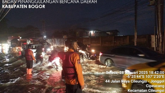 Hujan deras dan luapan Sungai Cibarengkok mengakibatkan banjir di Desa Situsari, Cileungsi, Kabupaten Bogor (dok.BPBD Bogor)
