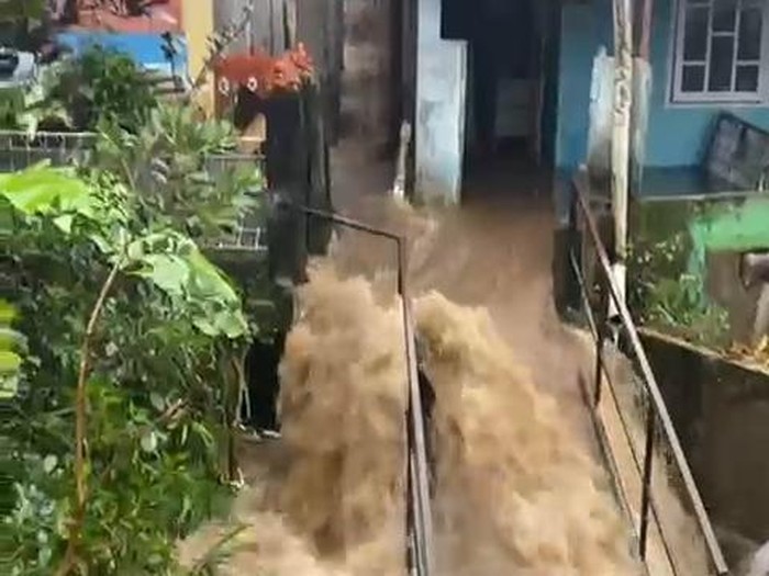 Hujan deras mengakibatkan saluran air dan kali meluap hingga membanjiri rumah warga di Puncak, Bogor, Jawa Barat. Arus deras menerjang rumah warga. Foto: Dok. Istimewa.