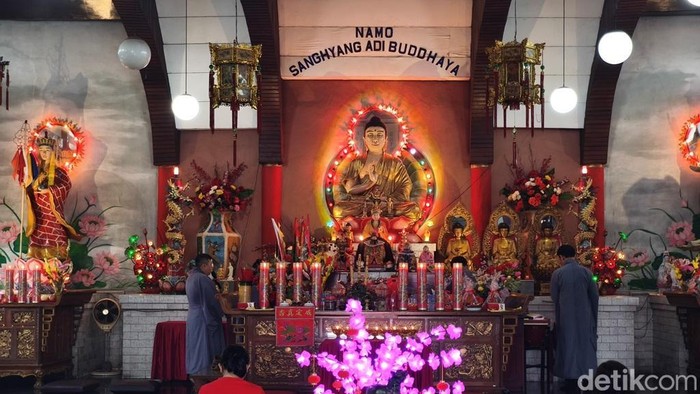 Ibadah Imlek di Vihara Tanda Bhakti.