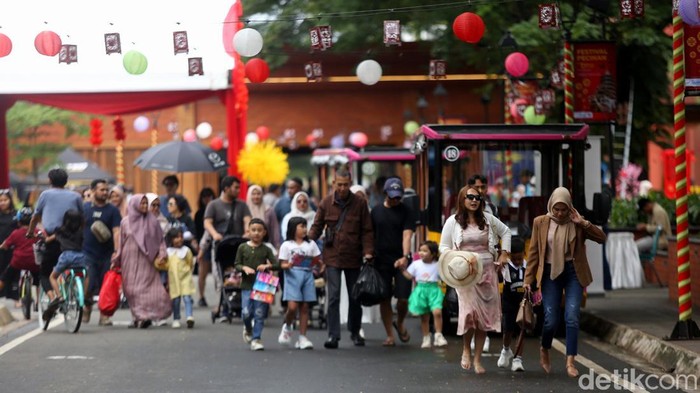 Taman Mini Indonesia Indah (TMII) dipadati pengunjung yang menghabiskan waktu liburan Imlek 2025 bersama keluarga.