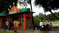 Ada juga yang bersantai sambil menikmati kuliner di area TMII. 