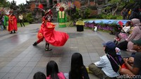 Hari ini TMII menampilkan tarian bian lian yang berasal dari Chengdu, Provinsi Sichuan, Tiongkok. 