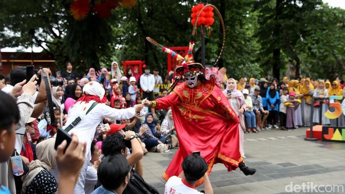 Taman Mini Indonesia Indah (TMII) dipadati pengunjung yang menghabiskan waktu liburan Imlek 2025 bersama keluarga.