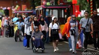 Warga berdatangan ke TMII untuk menikmati libur tahun baru Imlek, Rabu (29/1/2025).