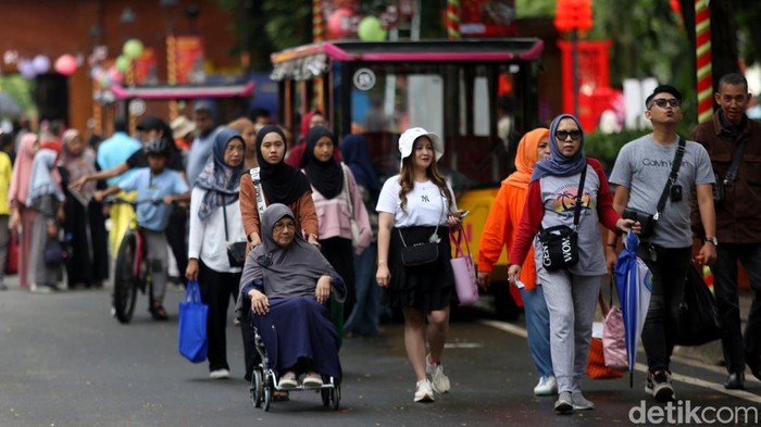 Taman Mini Indonesia Indah (TMII) dipadati pengunjung yang menghabiskan waktu liburan Imlek 2025 bersama keluarga.