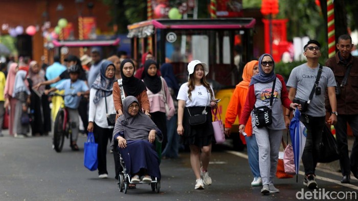 Imlek, TMII Ramai Pengunjung Taman Mini Indonesia Indah (TMII) dipadati pengunjung yang menghabiskan waktu liburan Imlek 2025 bersama keluarga.