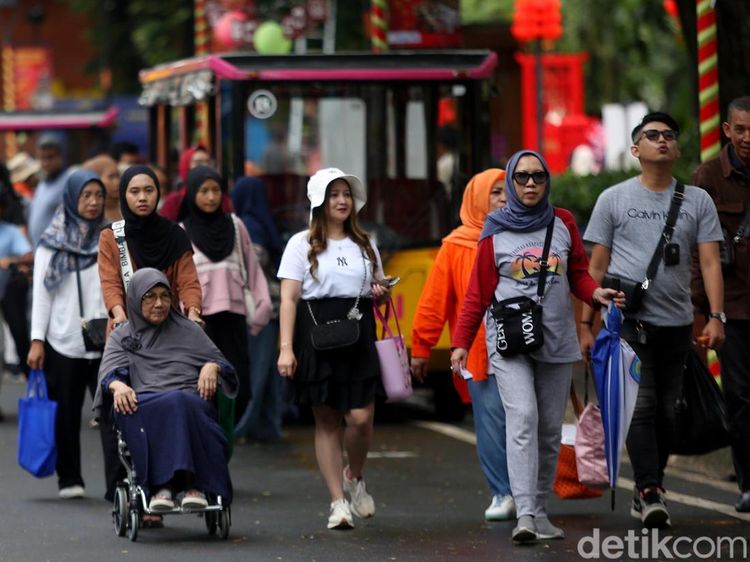 Imlek, TMII Ramai Pengunjung