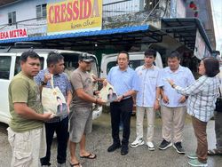 Legislator Gerindra Yuliansyah Bagikan Sembako ke Korban Banjir di Landak