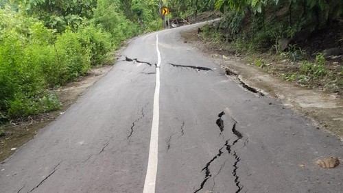 Ruas jalan Provinsi Karumbu-Sape di Desa Sambane, Kecamatan Langgudu, Kabupaten Bima, NTB yang amblas akibat longsor, Rabu, (29/1/2025). (Dok. Istimewa)