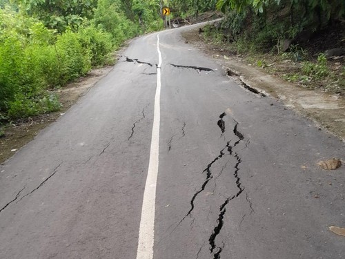 Ruas jalan Provinsi Karumbu-Sape di Desa Sambane, Kecamatan Langgudu, Kabupaten Bima, NTB yang amblas akibat longsor, Rabu, (29/1/2025). (Dok. Istimewa)