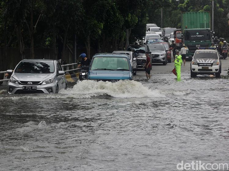 Jalan Latumenten Grogol Banjir, Arus Lalu-lintas Tersendat