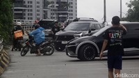 Beberapa mobil memilih putar balik di flyover Grogol saat melihat banjir.